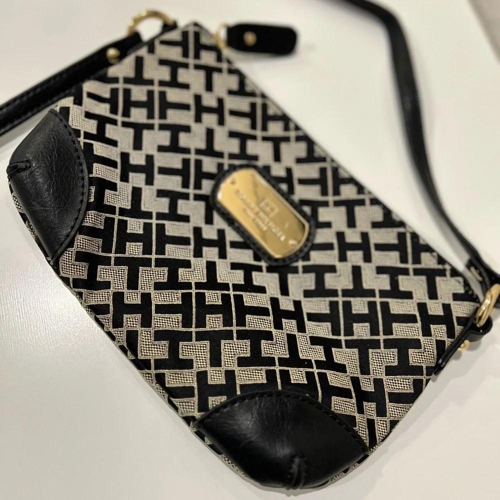 Tommy Hilfiger Crossbody wallet 💕 - Picture 2 of 5